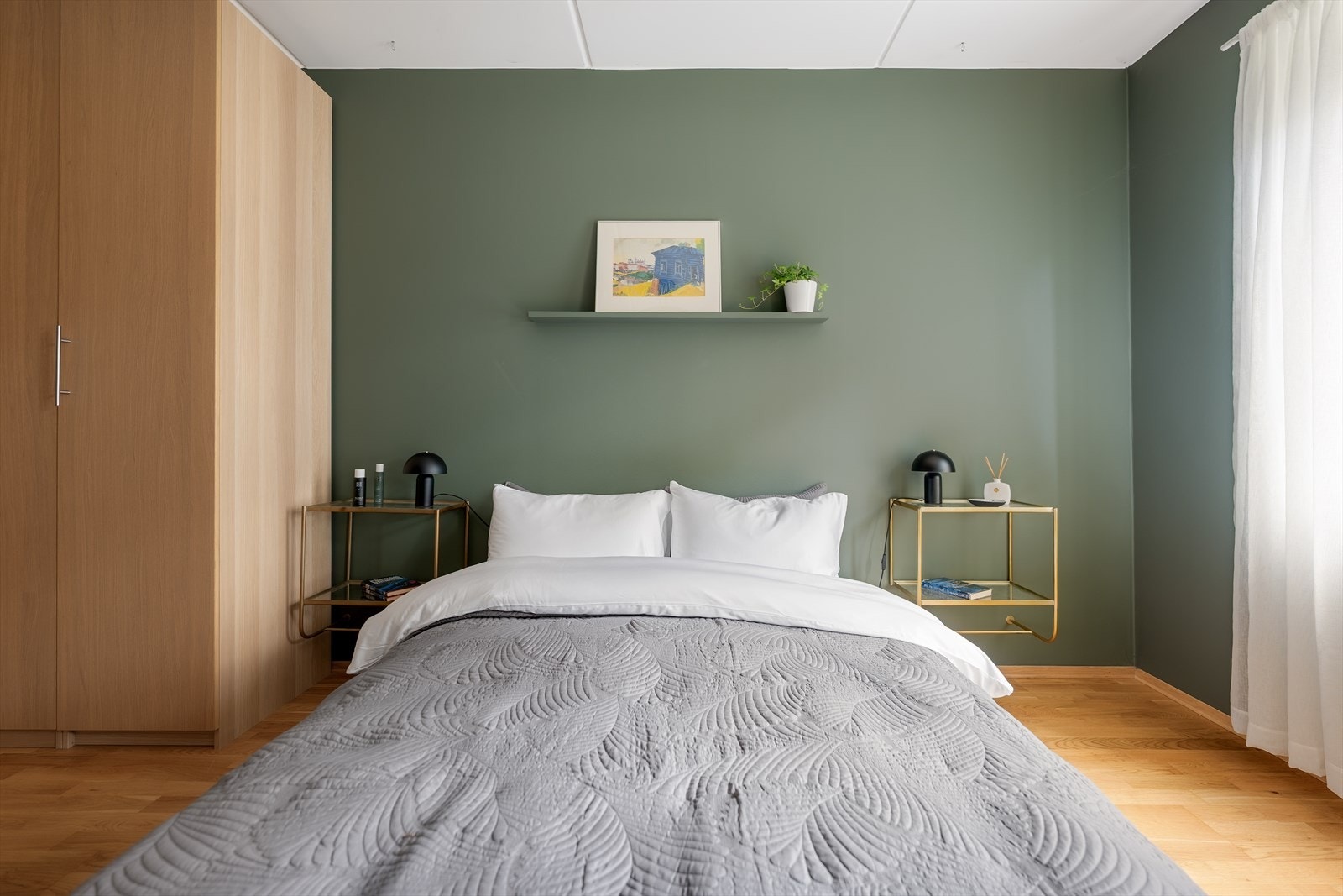 På soverommet er det god plass til dobbeltsent med tilhørende nattbord på hver side, samt stor garderoberekke. Galleribilde