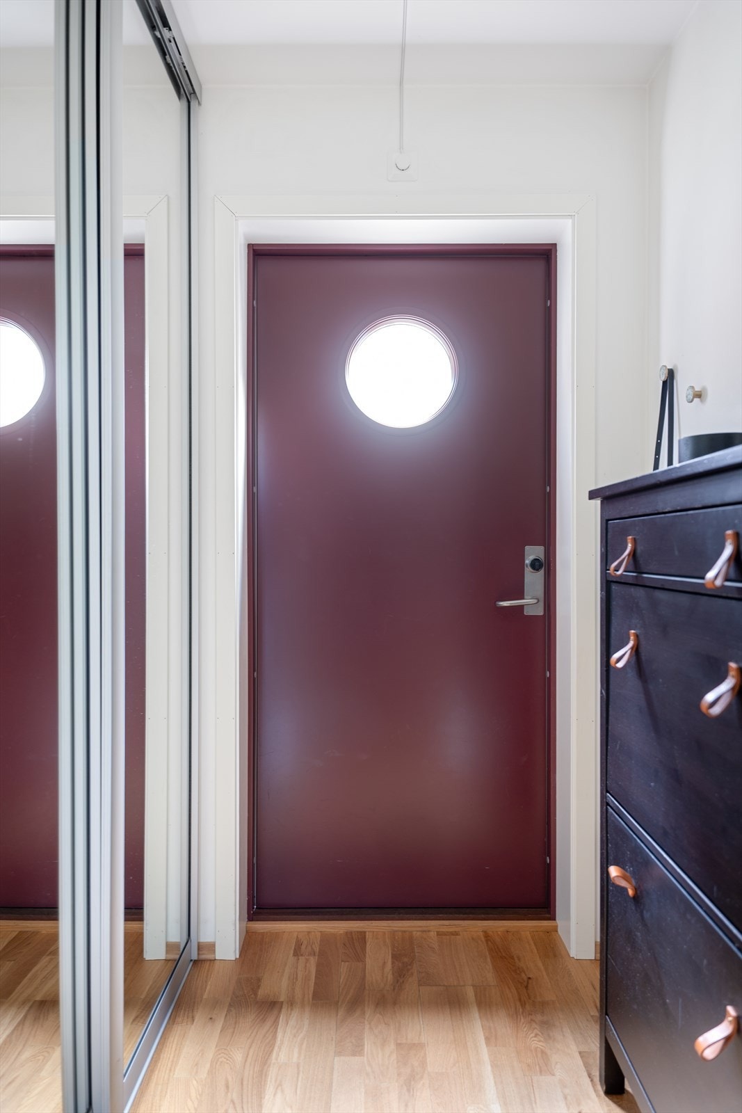 Entré/vindfang med en praktisk skyvedørsgarderobe som gir rikelig med plass til yttertøy og sko. Galleribilde