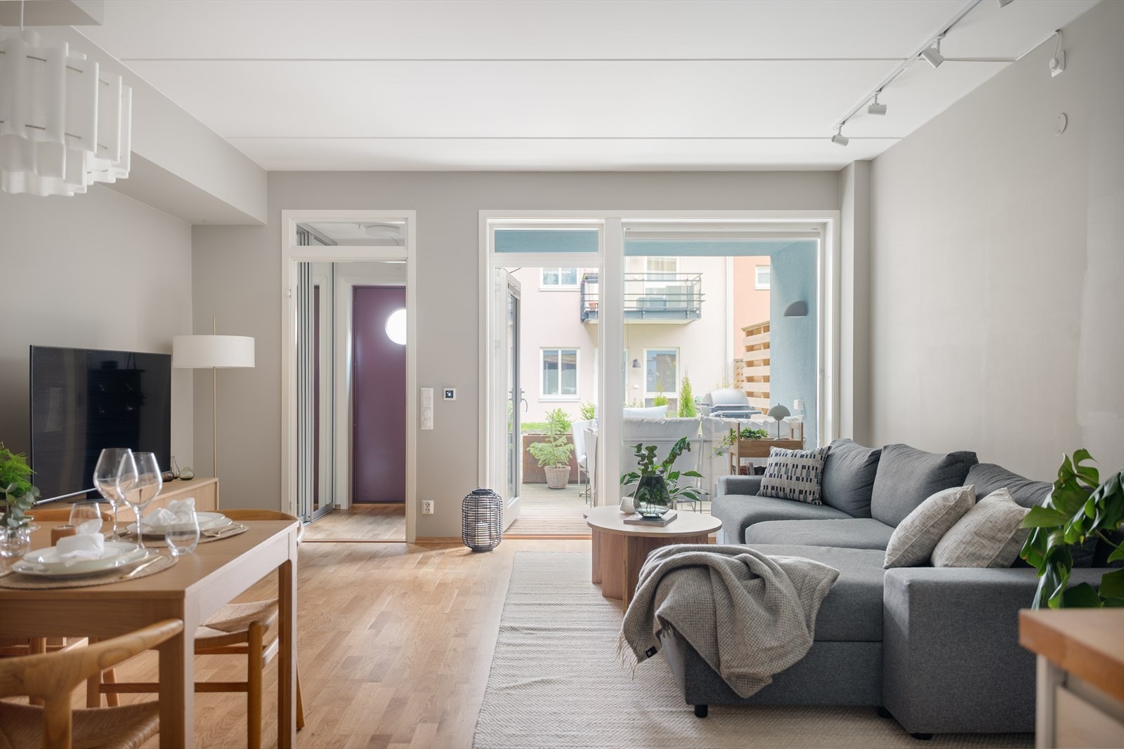 I 1. etasje finner du en romslig og åpen stue, med god takhøyde opp til 2,7 meter. Galleribilde