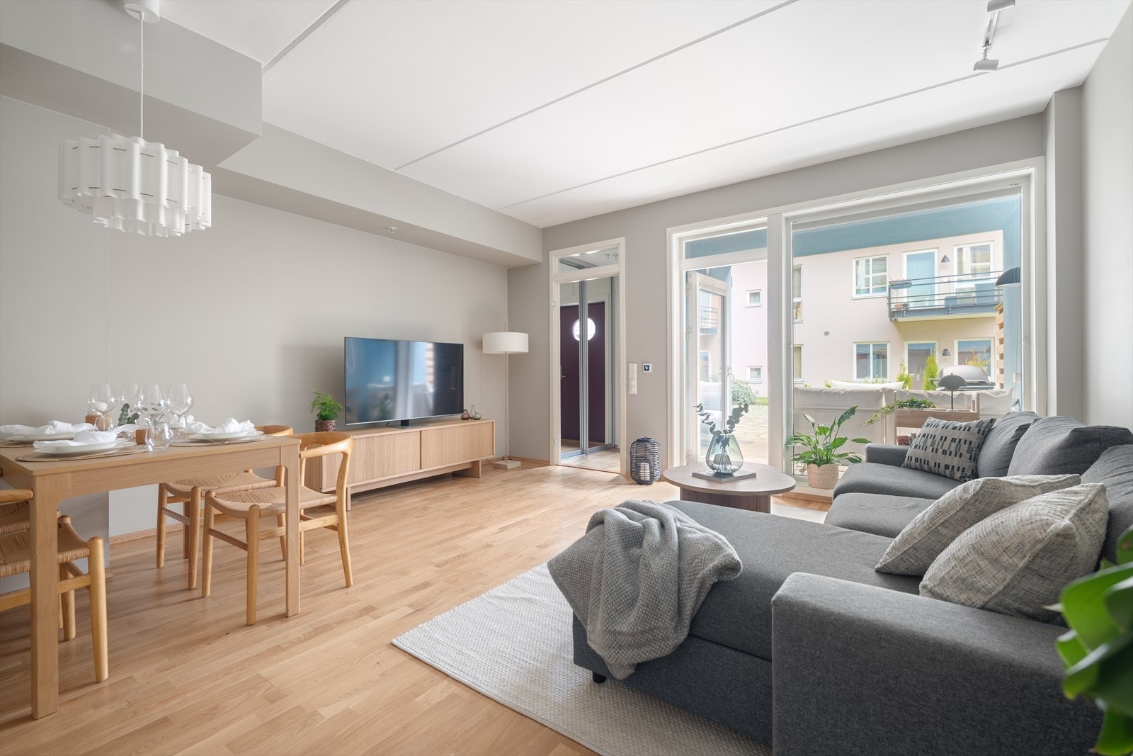 I stuen er det plass til både sofagruppe, TV-møblement og spiseplass - perfekt for hyggelige kvelder med familie og venner. Galleribilde