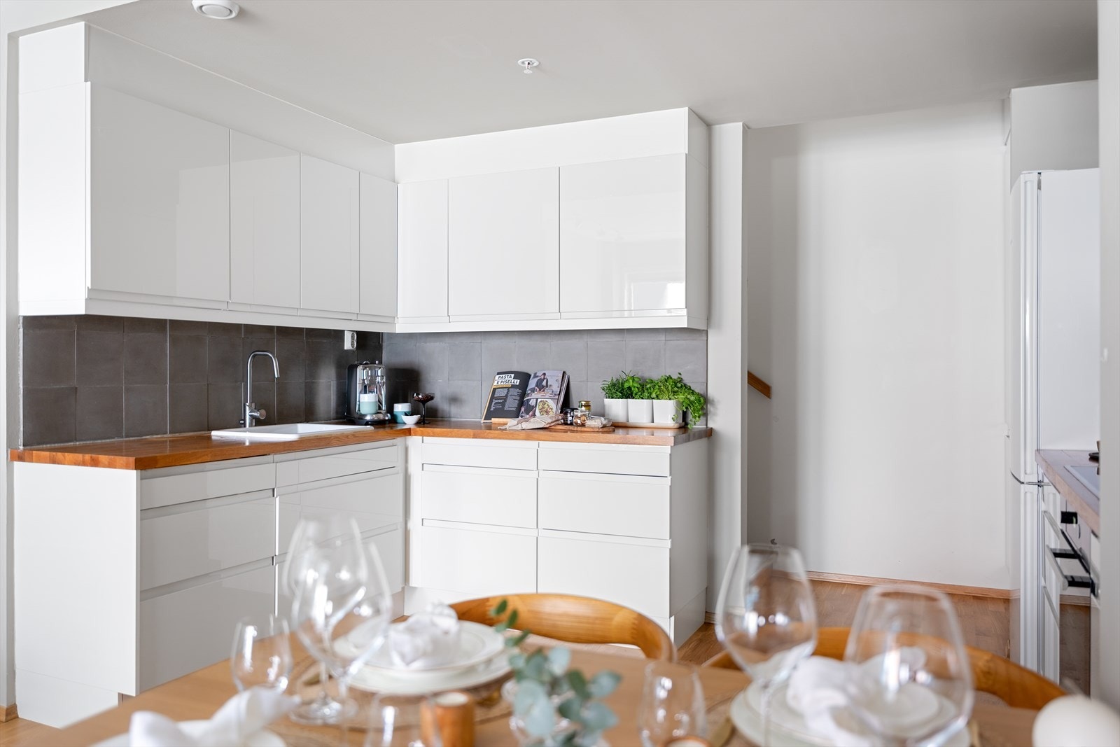 Det er godt med både skap- og benkeplass på kjøkkenet, med innredning på flere sider av rommet. Galleribilde