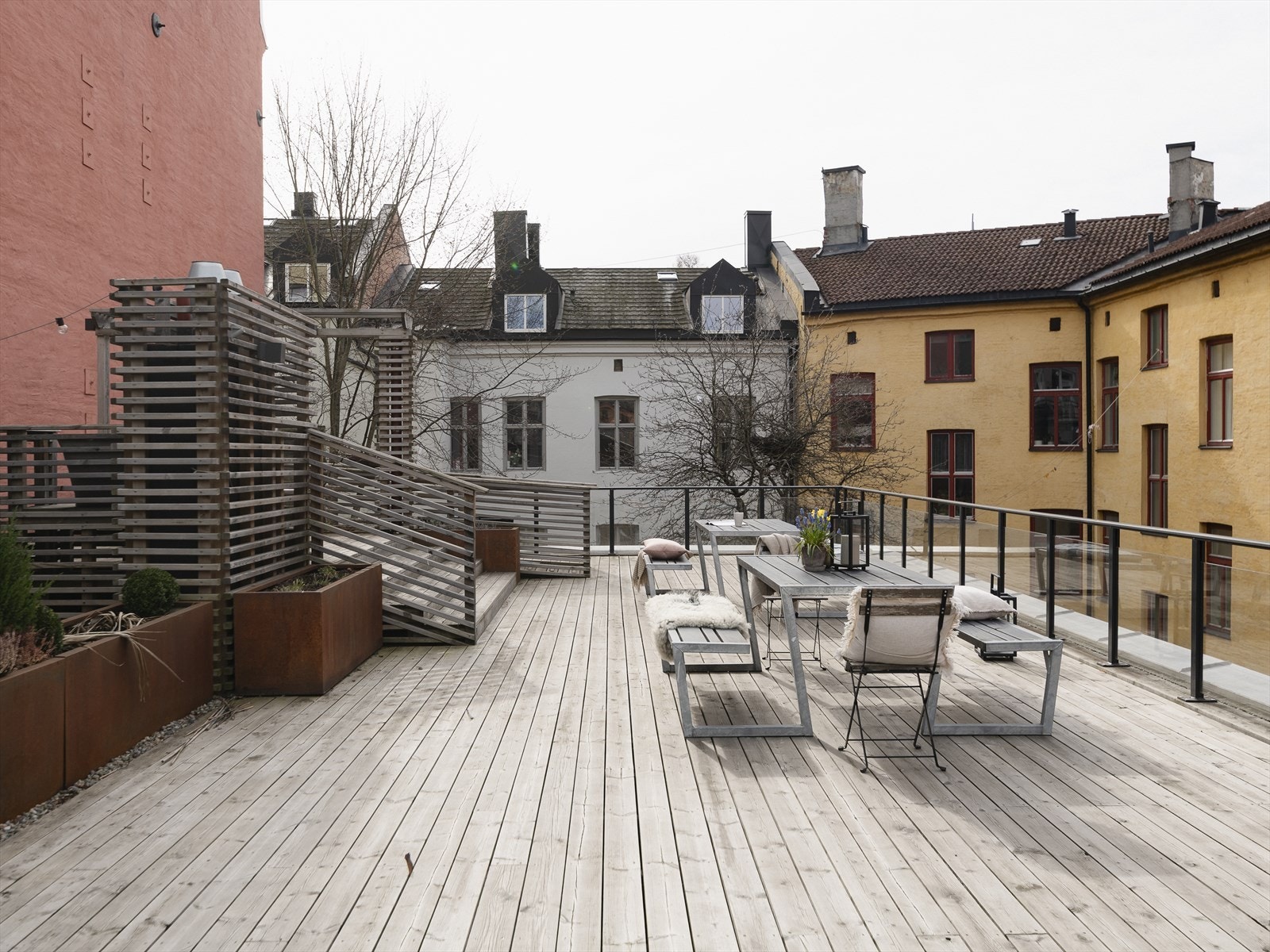 På takterrassen er det godt med sitteplasser og ulike soner for avslapning og sosialt samvær. Galleribilde