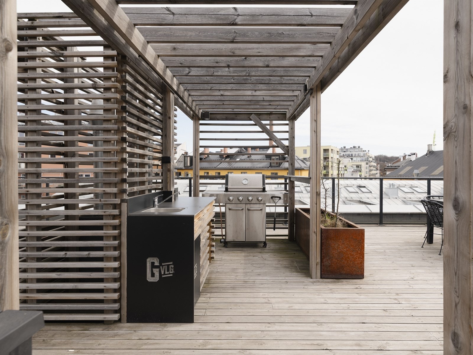 På denne takterrassen får du et svært praktisk utekjøkken med egen grill, helt nydelig på fine vær-dager. Galleribilde