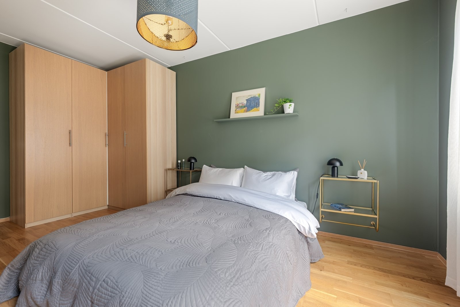 Stor hjørnegarderobe medfølger. Galleribilde