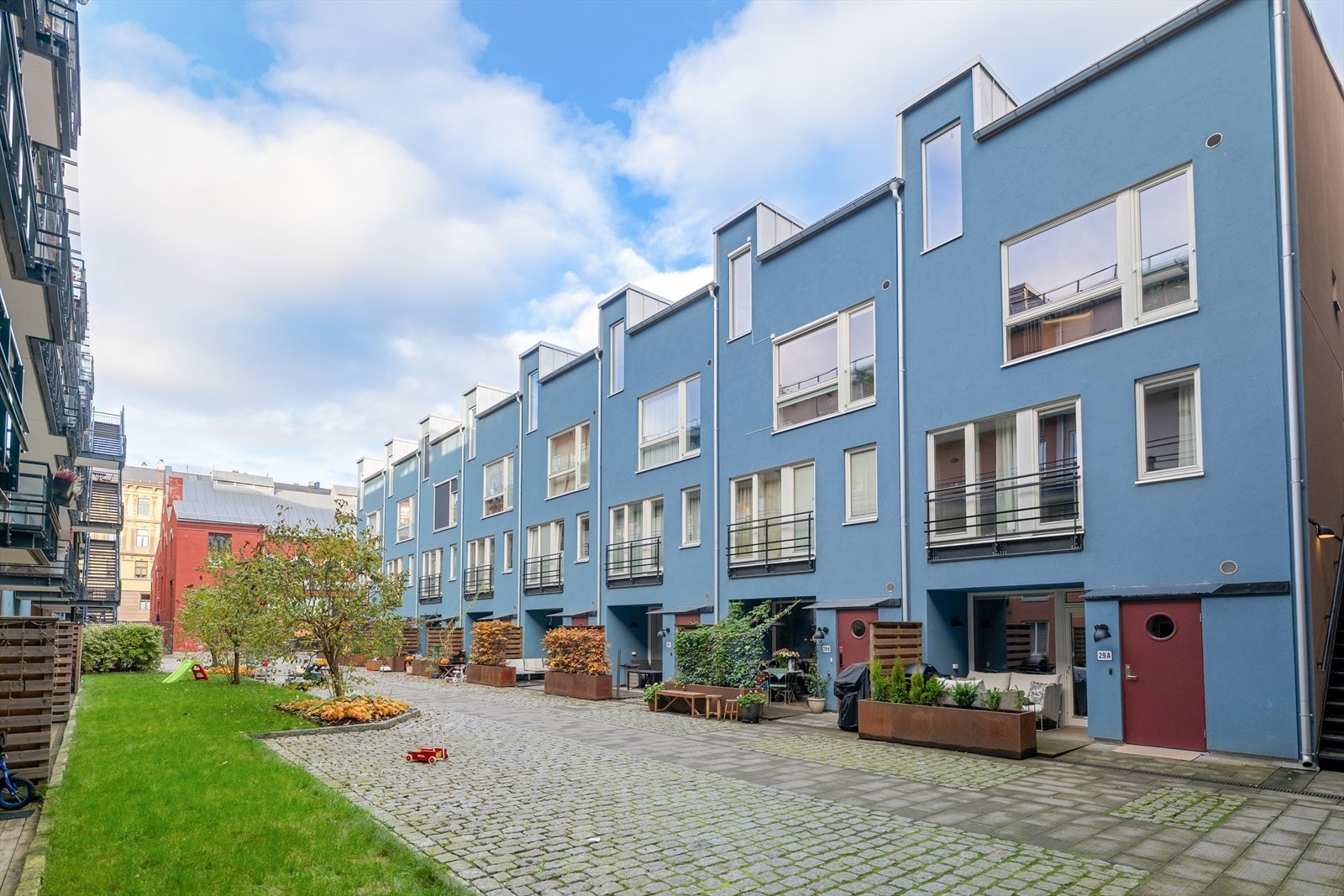 Dette er en sjelden og unik mulighet - townhouse fra 2017 midt på Grünerløkka over to plan. Galleribilde