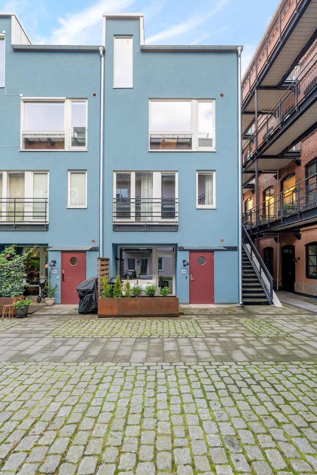 Et flott og moderne townhouse fra 2017 over to plan. Sameiet byr også på to felles takterrasser med sol fra morgen til kveld og fantastisk utsikt over nærområdet. Galleribilde