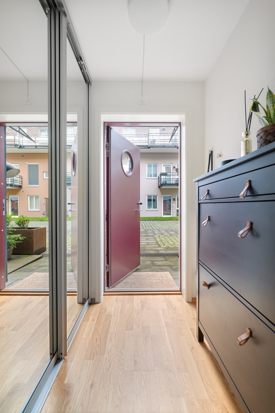 Boligen har egen inngang på bakkeplan, med lett og trappefri adkomst. Galleribilde