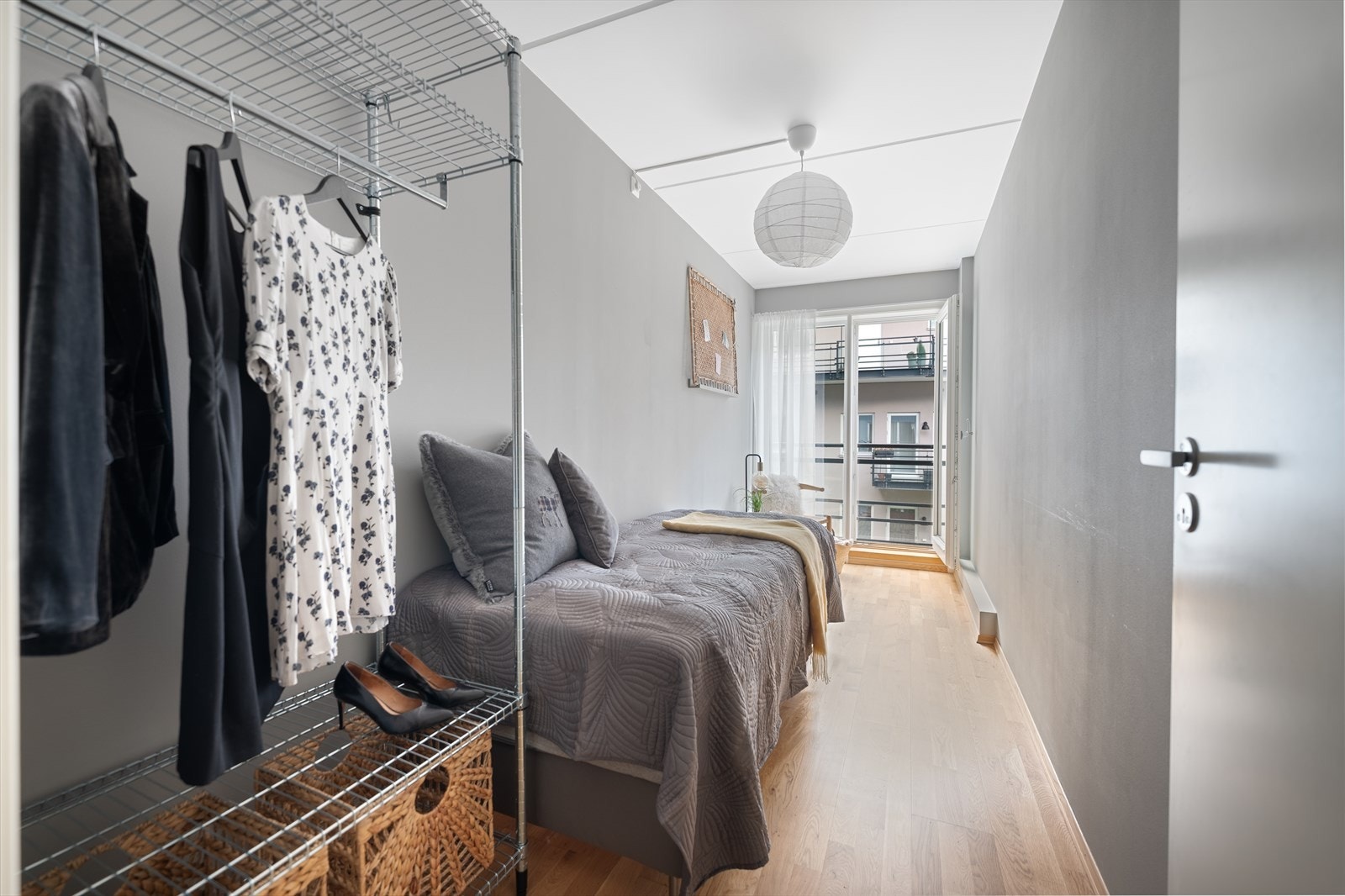 Soverom 2 har plass til seng, skrivepult og annet ønskelig møblement. Galleribilde