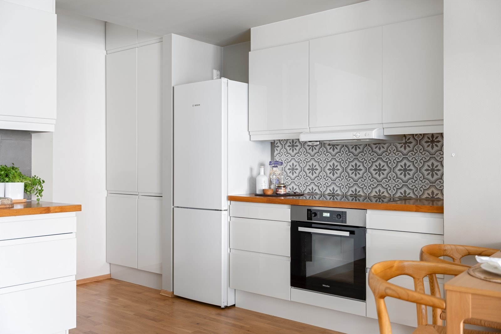 Kjøkkenet har integrert koketopp, stekeovn, oppvaskmaskin og ventilator, samt frittstående kjøl-/fryseskap. Galleribilde