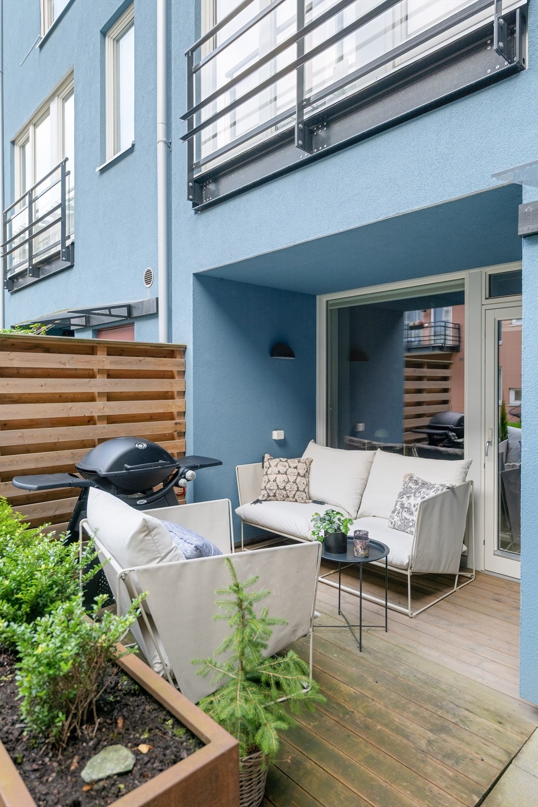 Terrassen er opparbeidet med tregulv og levegg i varme toner som gir et lunt og moderne uttrykk, og er i tillegg utstyrt med utelys og strømuttak for ekstra komfort og fleksibilitet. Galleribilde