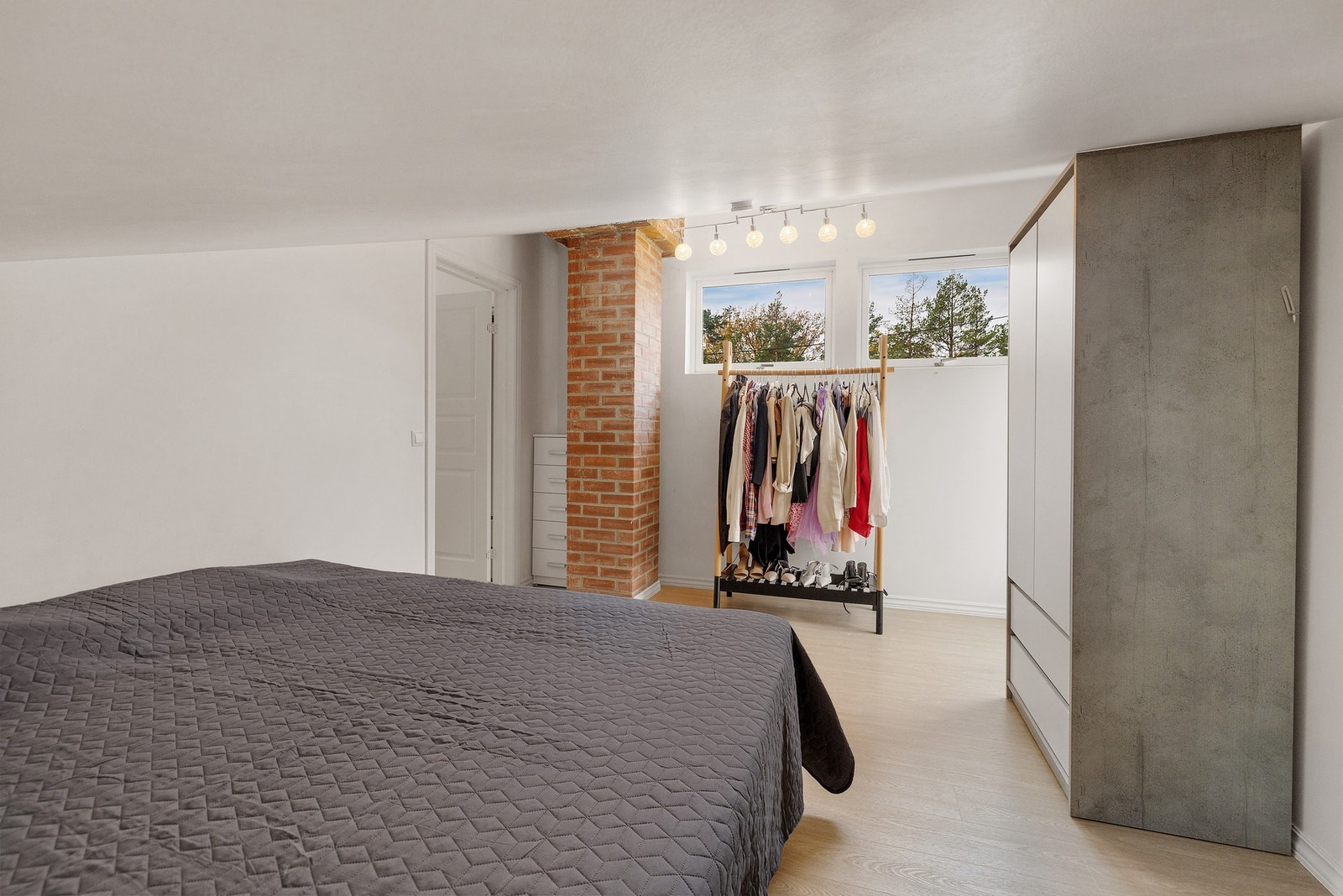 Soverommet er av god størrelse med lyse overflater og plass til dobbeltseng og garderobeskap Galleribilde