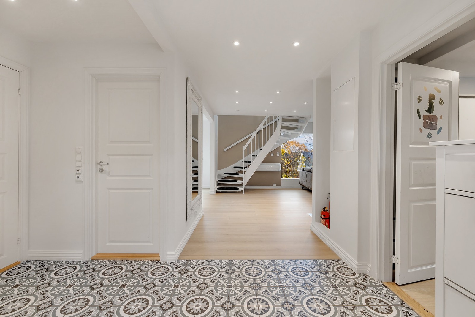 Praktisk entré med adkomst til både bad, soverom og oppholdsrom Galleribilde