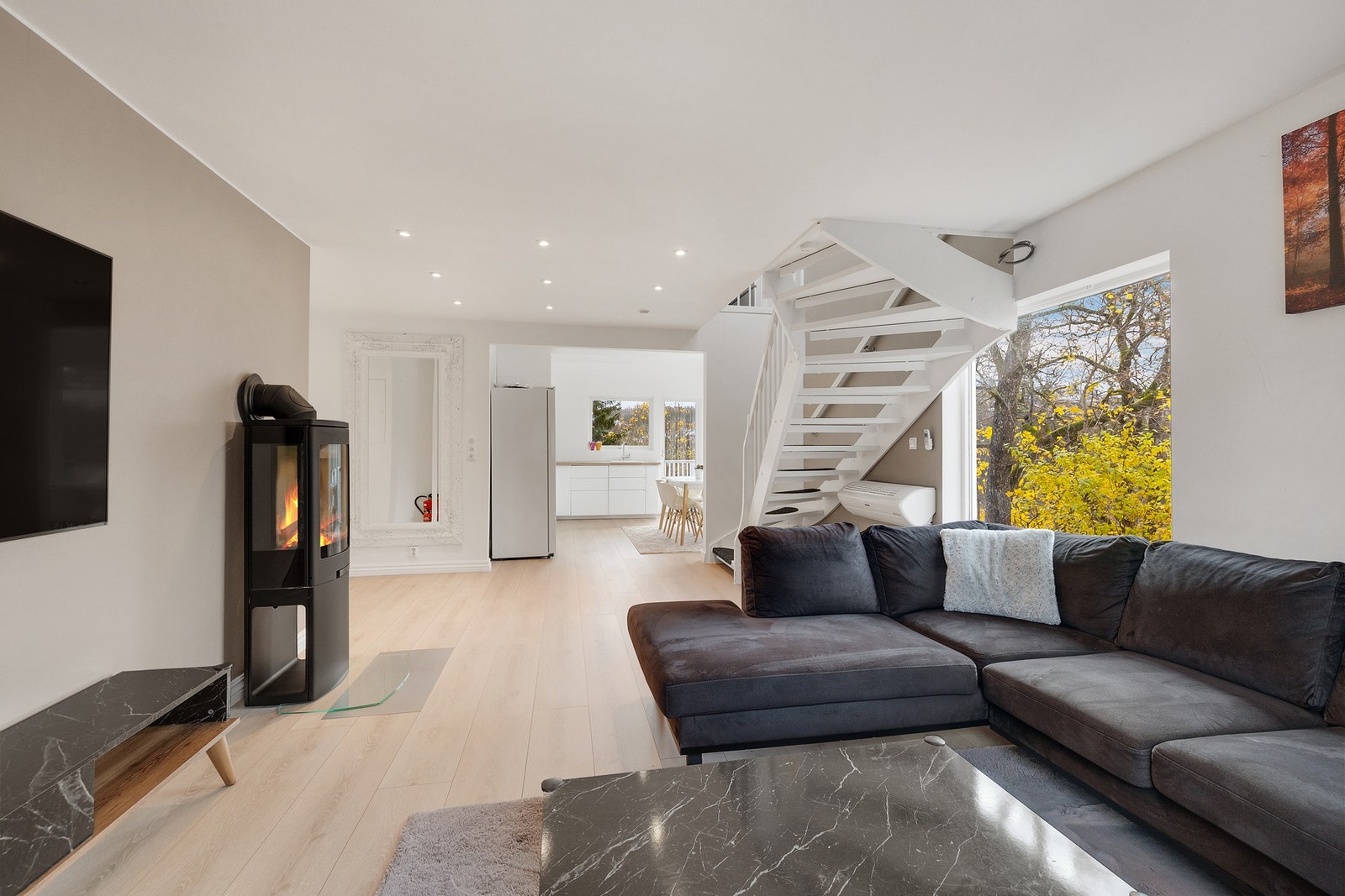 Stuen har lekre downlights i tak Galleribilde