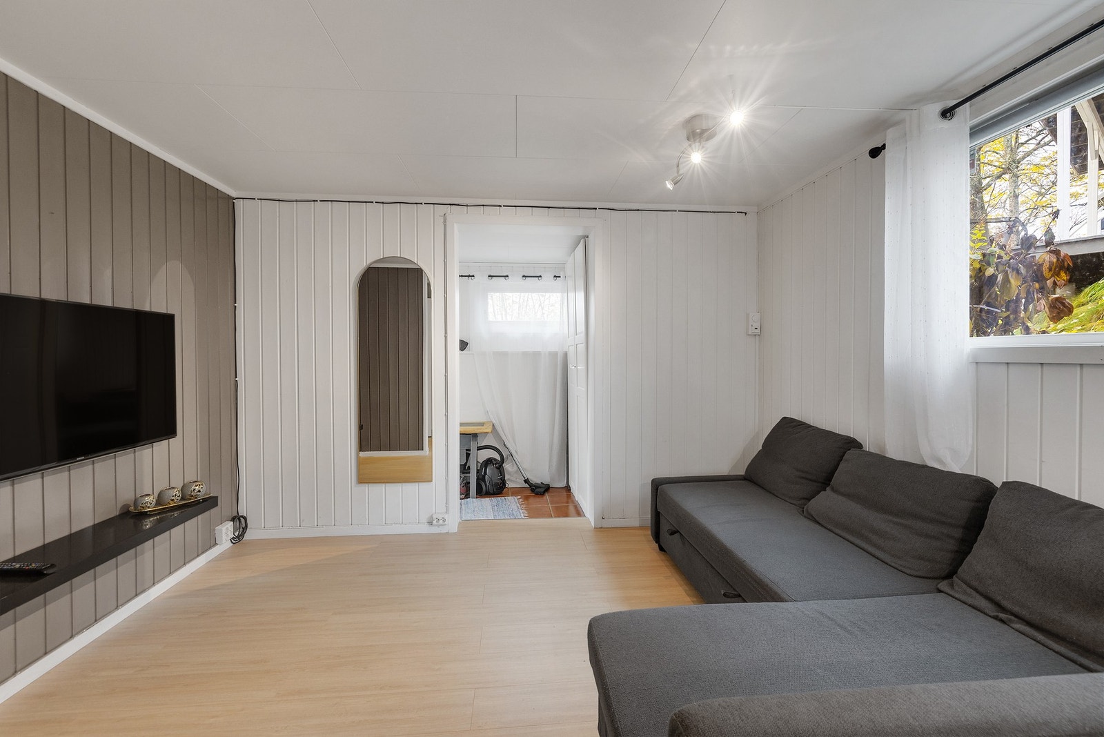 I kjelleretasjen finner du en praktisk planløsning med entré, stue/kjøkken,bad og rom som idag benyttes som soverom Galleribilde