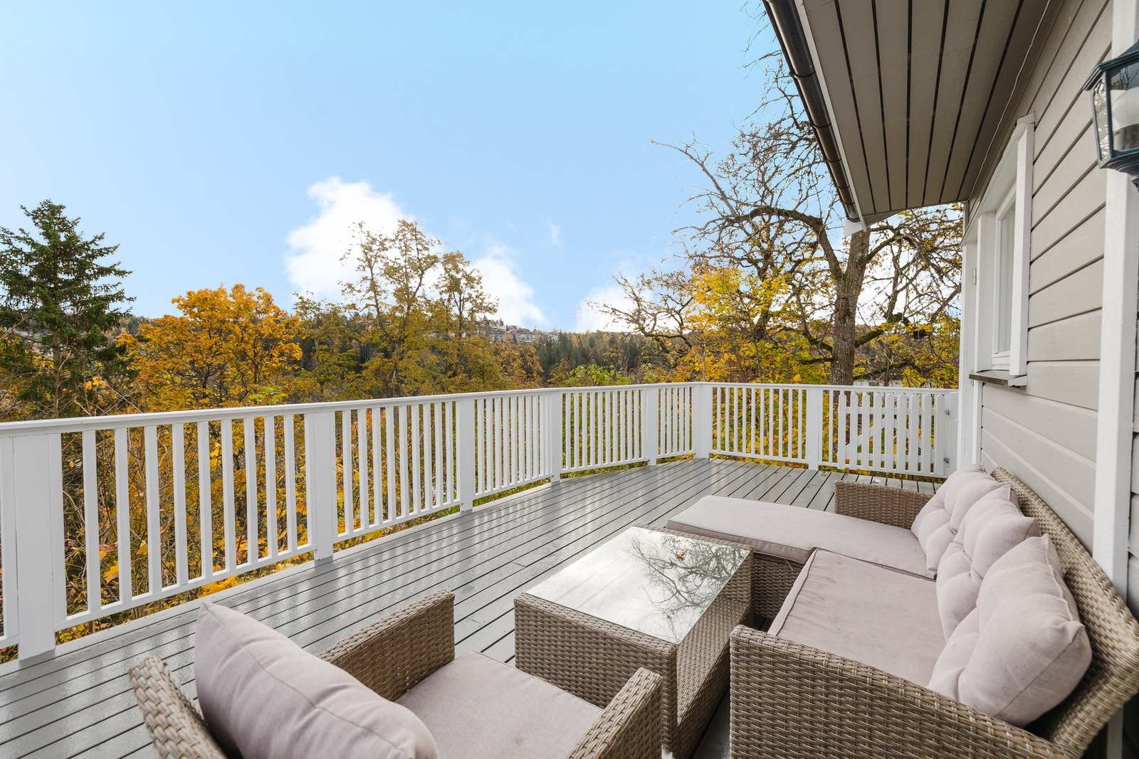 Terrasse med tilkomst fra hage og kjøkken som er utvidet og
fornyet i 2020. Nye terrassebord og rekkverk Galleribilde