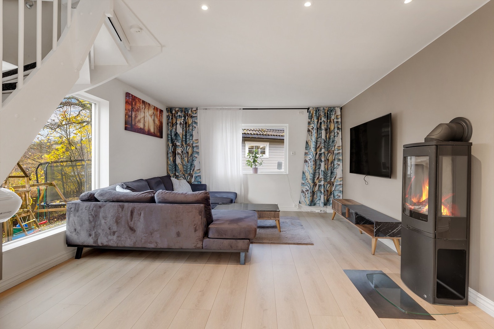 Store vinduer gir rikelig med dagslys og en luftig atmosfære Galleribilde