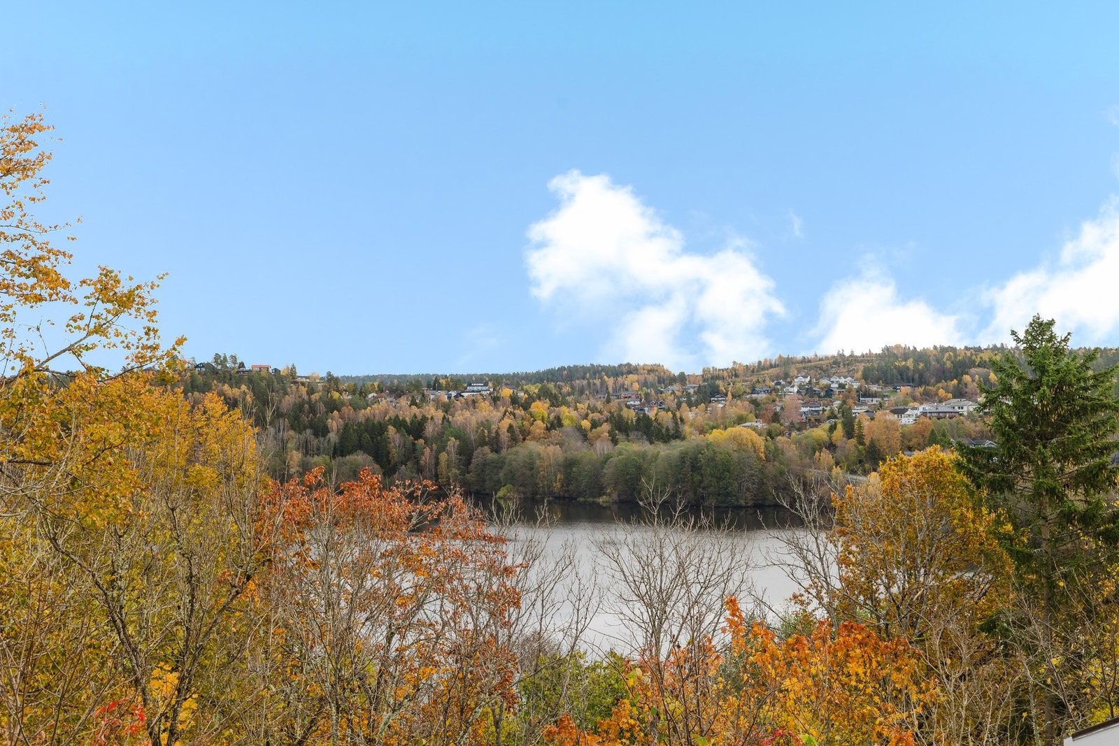 Enebolig over tre plan med dobbelgarasje og flere gode uteplasser med utsikt mot Pollevannet Galleribilde