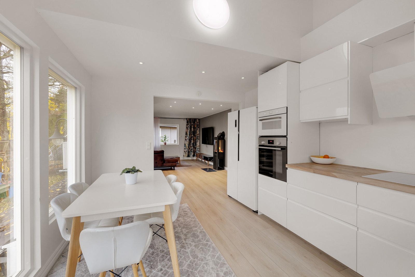 Plass til et koselig spisebord - Her kan man nyte et herlig måltid med venner og familie Galleribilde