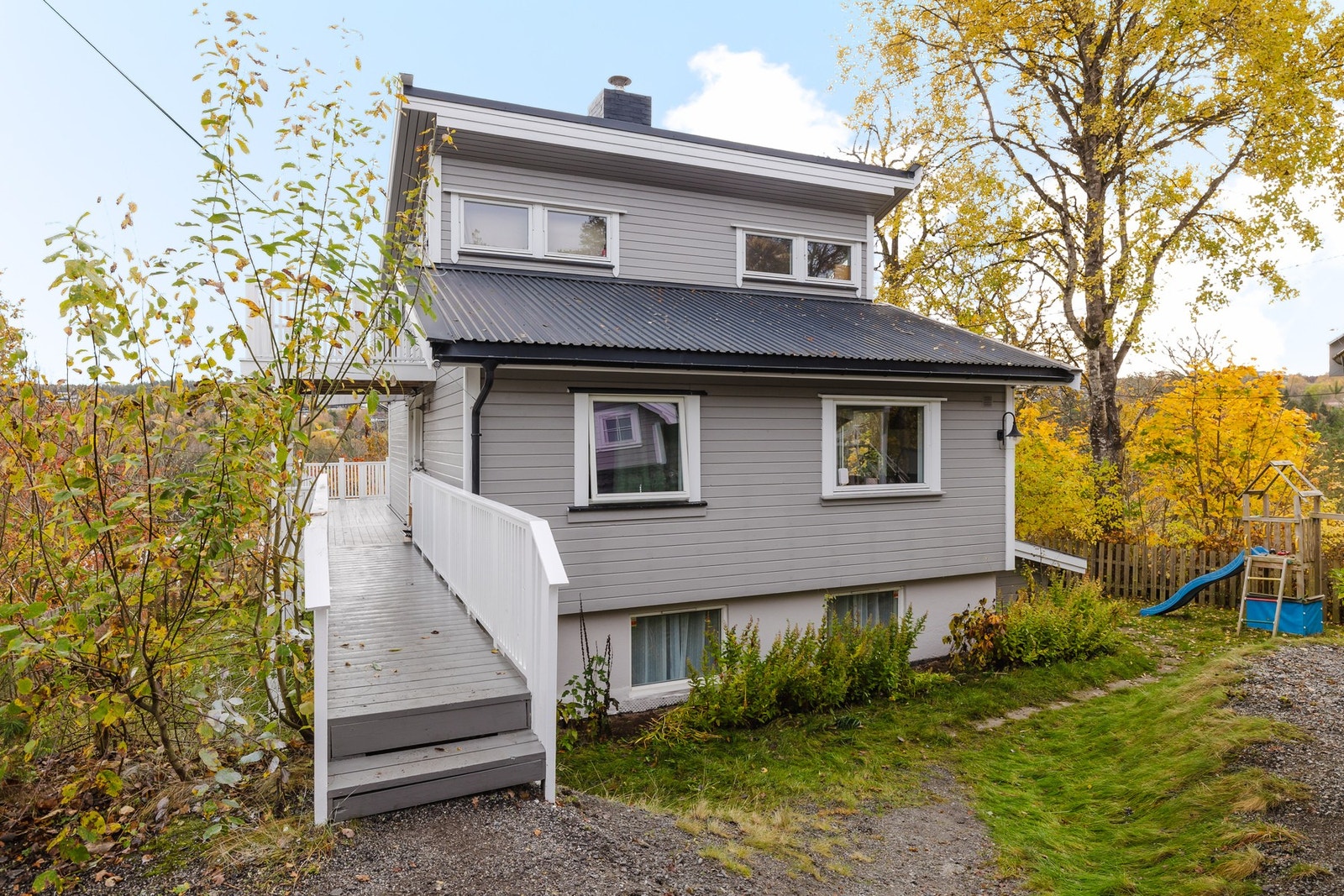 Adkomst til boligen via trapp opp fra gårdsplassen Galleribilde