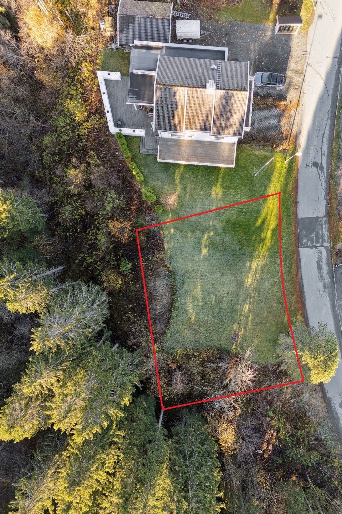 Skissen viser en omtrentlig avgrensing av tomten. For nøyaktige grenser vises det til matrikkelkart og kommunens kartløsning. Galleribilde