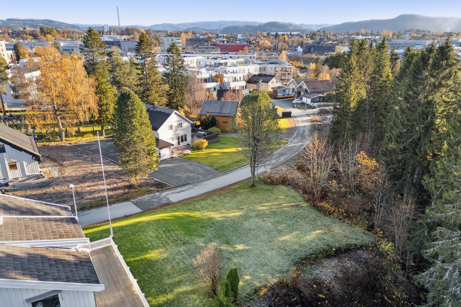 Tomten ligger i et rolig og etablert boligområde på Heimdal, med kort vei til sentrum og daglige servicetilbud. Galleribilde