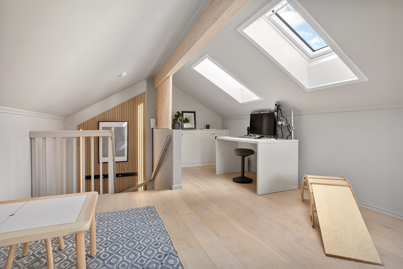 Loftet ble bruksendret til rom for varig opphold i 2024 og fikk da nye takvinduer, rømningsvindu og rømningsstige. Galleribilde