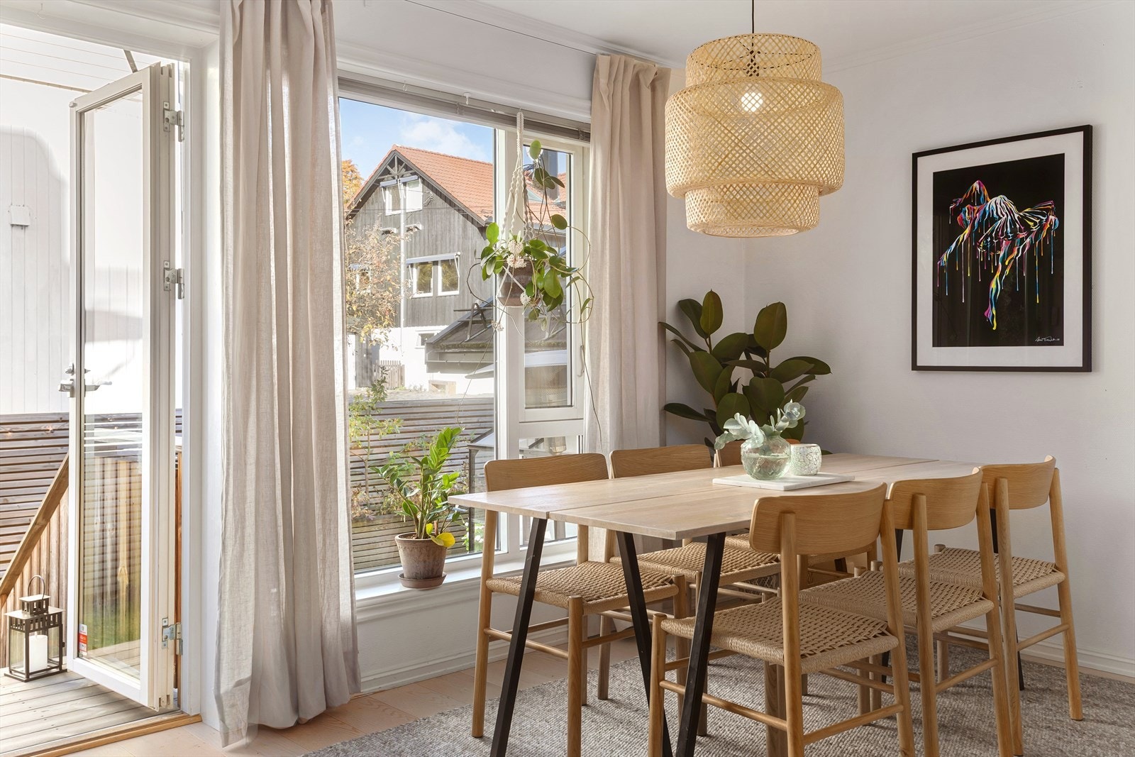 Spisestue med plass til langbord. Galleribilde