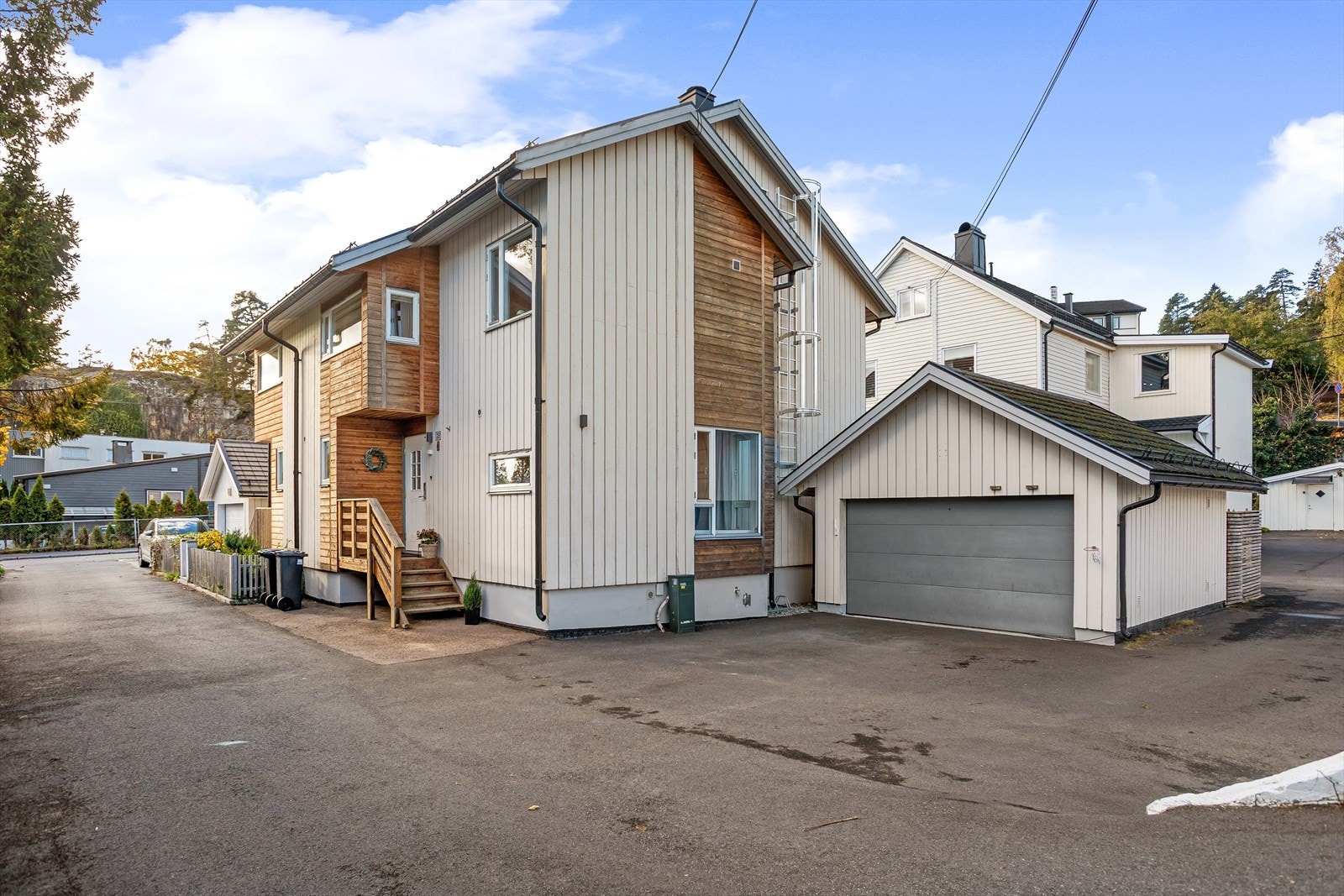 Svært innholdsrik halvpart av moderne tomannsbolig med dobbelgarasje. Asfaltert vei inn til bolig samt foran garasje i 2022. Galleribilde