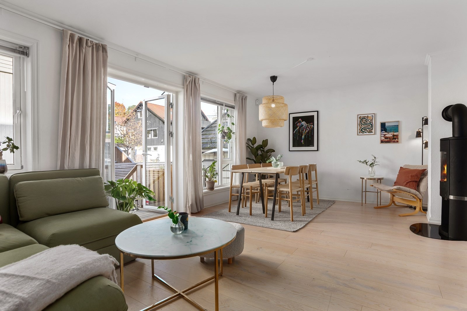 Lys og romslig stue med plass til flere soner. Galleribilde