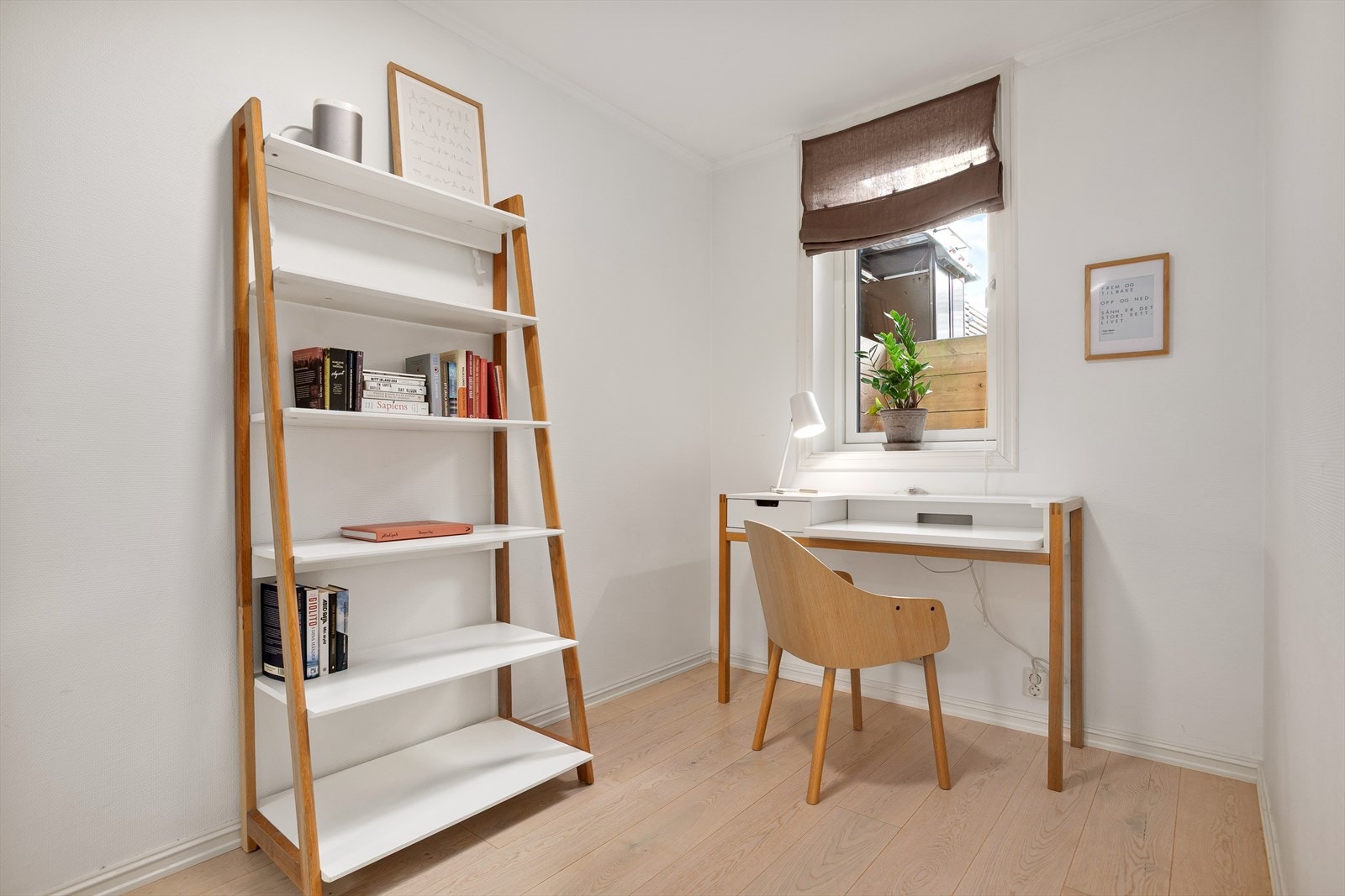 Lys og hyggelig soverom i kjeller. Galleribilde