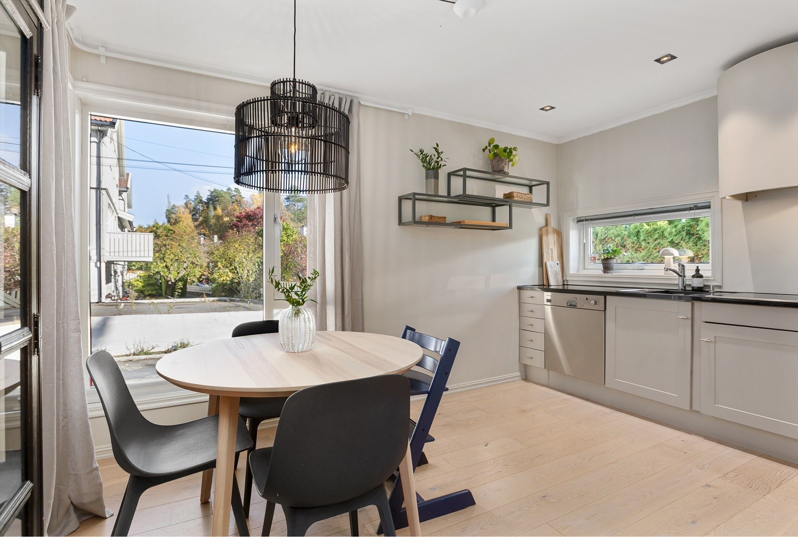 Lyst og tiltalende kjøkken med spiseplass. Galleribilde