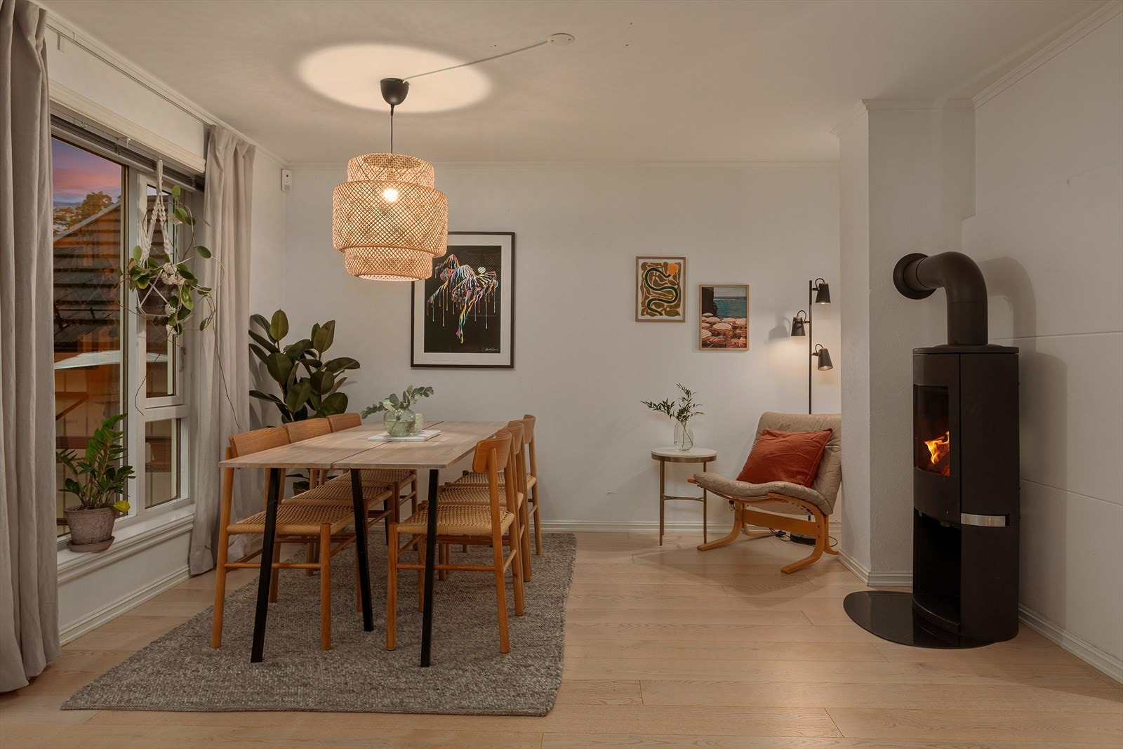 Kveldsstemning i spisestuen. Galleribilde