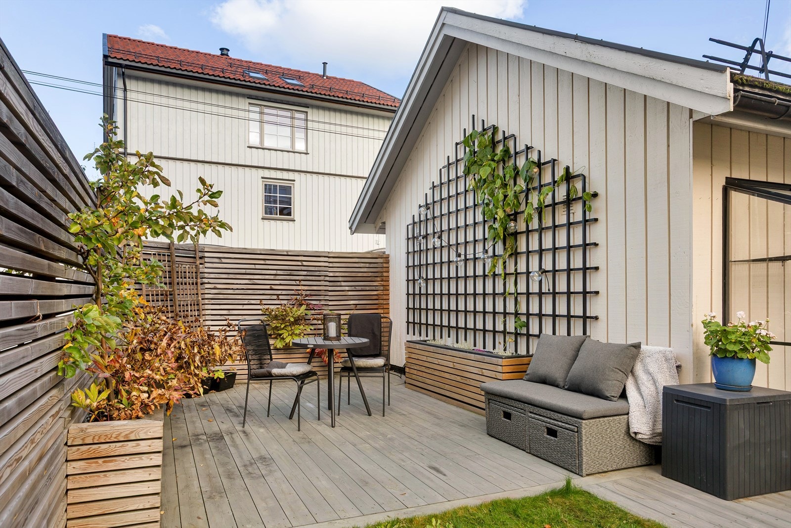 Hagen ble oppgradert i 2018 med ny plen, terrasse, gjerde med porter, blomsterkasser og drivhus. Galleribilde