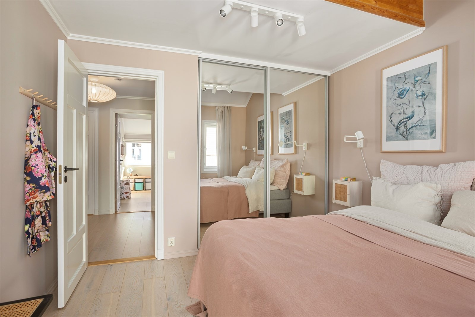 Rommet har god plass til dobbeltseng og skyvedørsgarderobe med speilfronter. Galleribilde