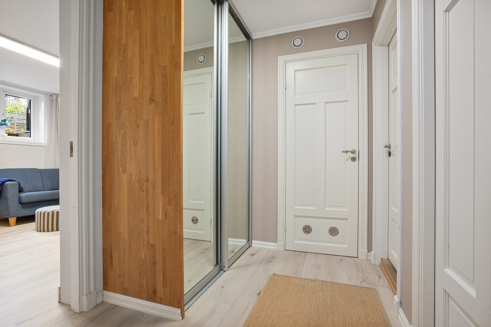 Praktisk skyvedørsgarderobe i kjelleren. Galleribilde