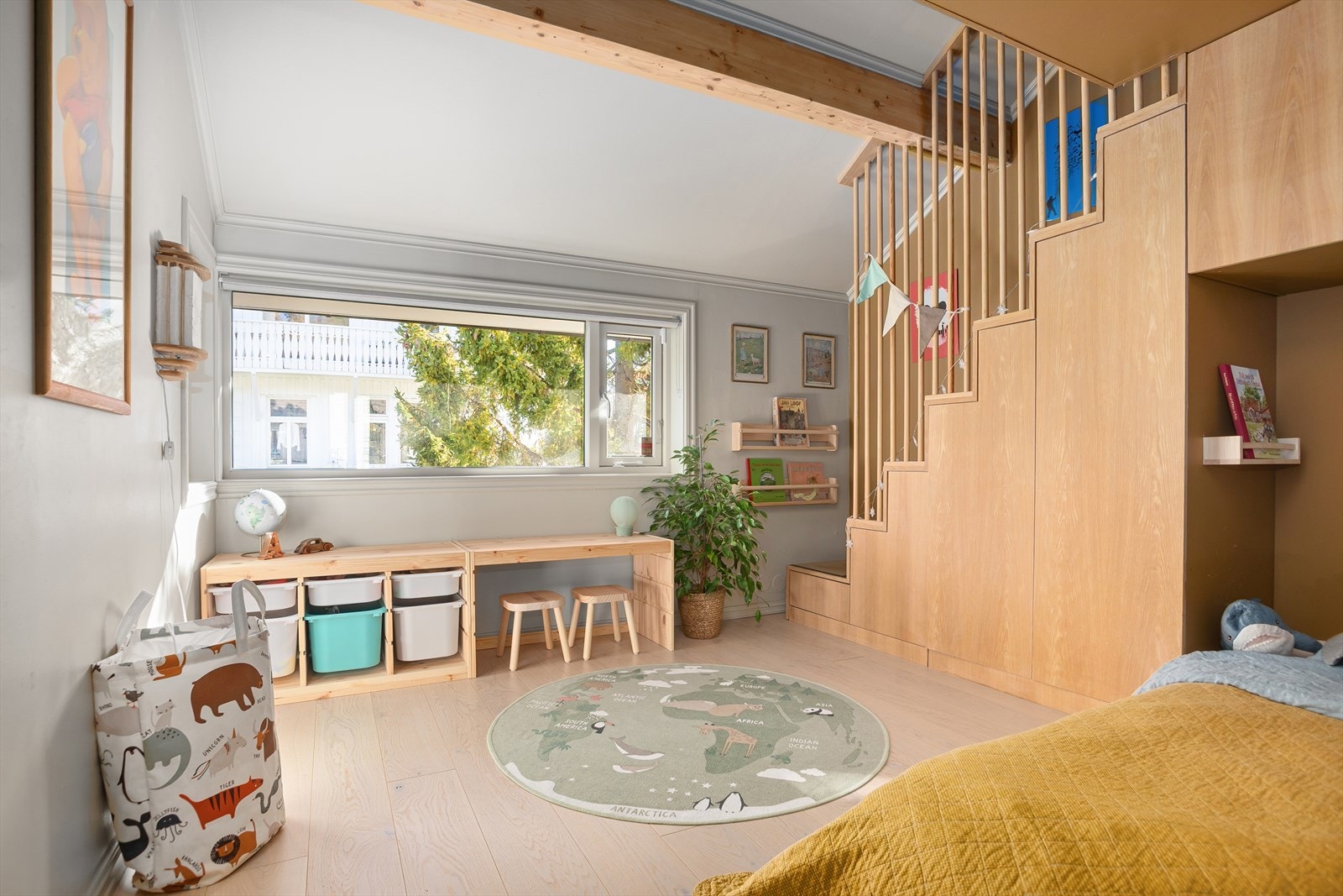 Stort barnerom med hems og plassbygget trapp med oppbevaring. Galleribilde