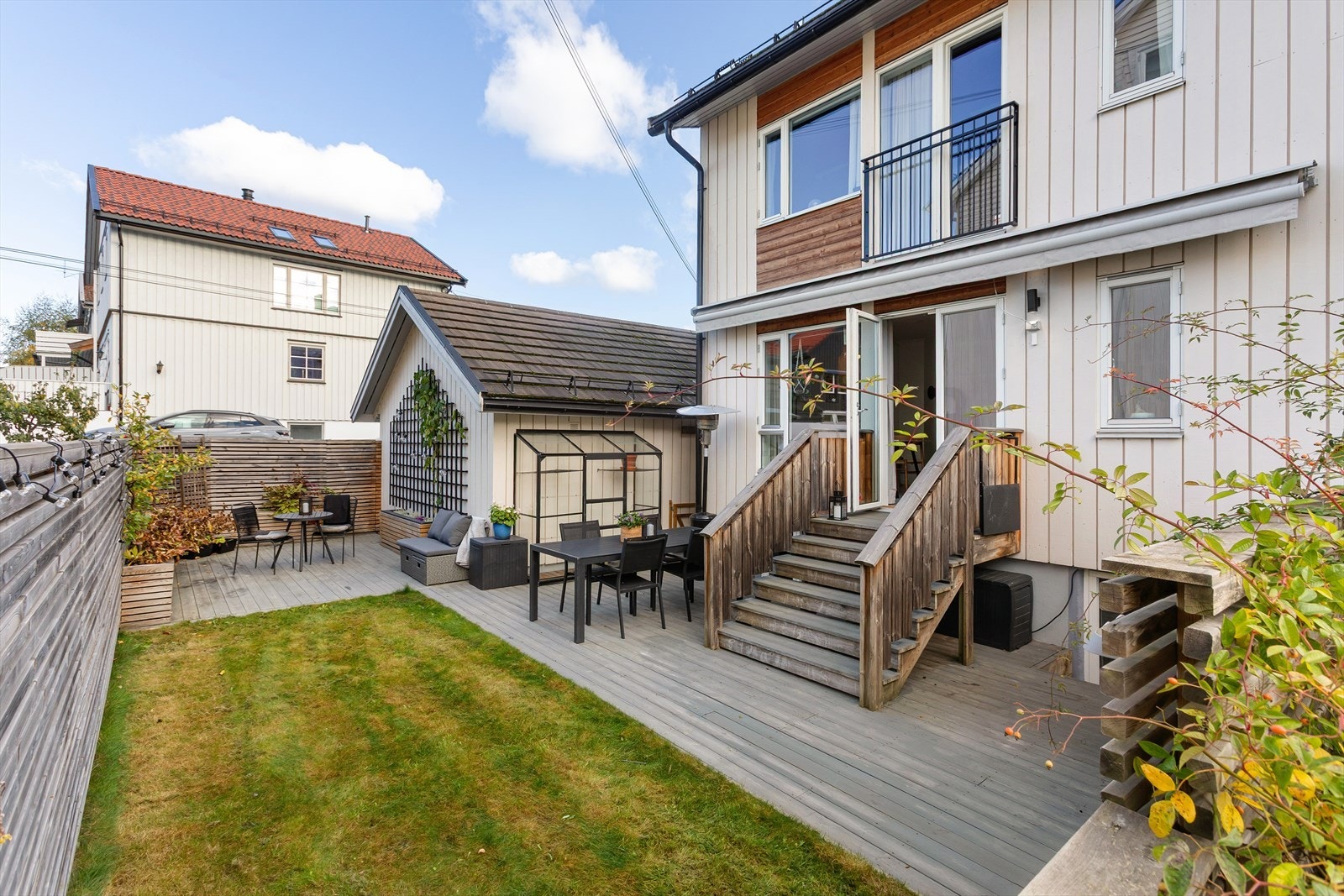 Fra stuen er det utgang til markterrasse og hage. Galleribilde