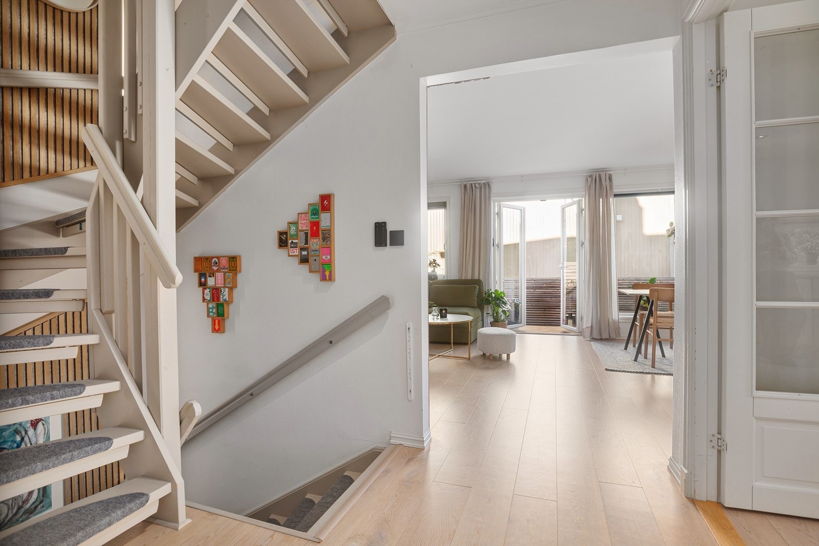 Trapperom/gang i 1. etasje. Galleribilde