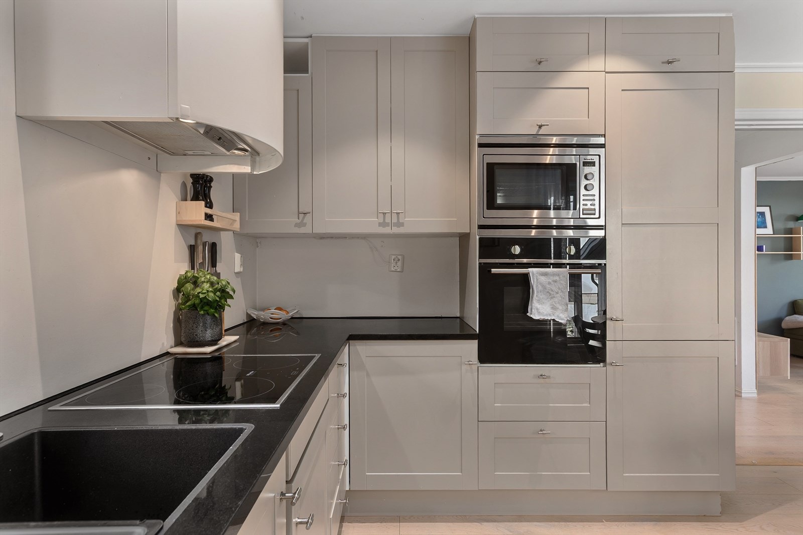 Kjøkkenet har integrerte hvitevarer fra Miele (ikke ovnen). Galleribilde