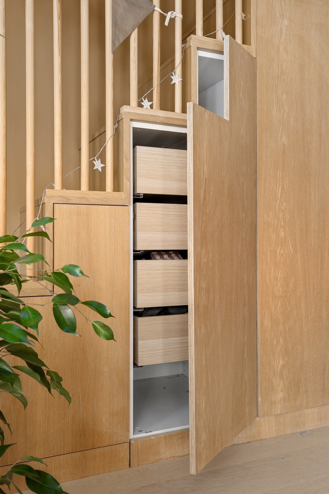 Svært gjennomtenkte løsninger med masse skapplass. Galleribilde