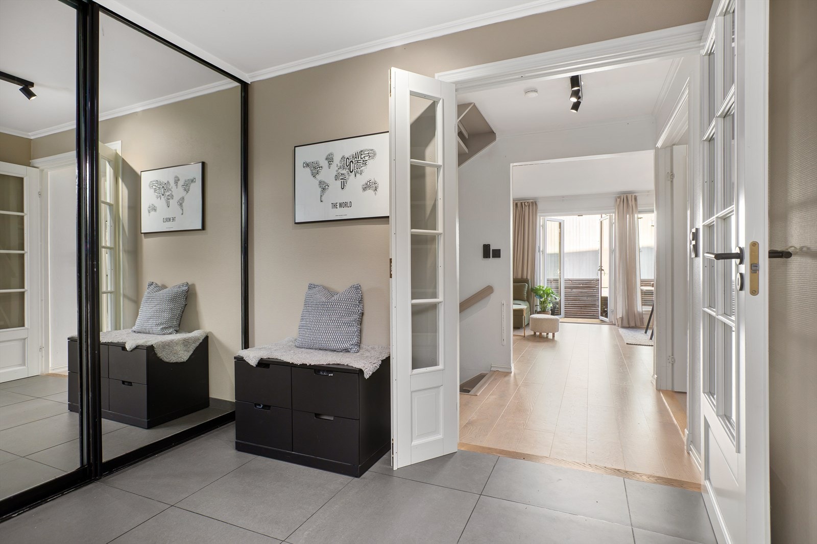 Den store skyvedørsgarderoben har god plass til oppbevaring av yttertøy og sko. Galleribilde