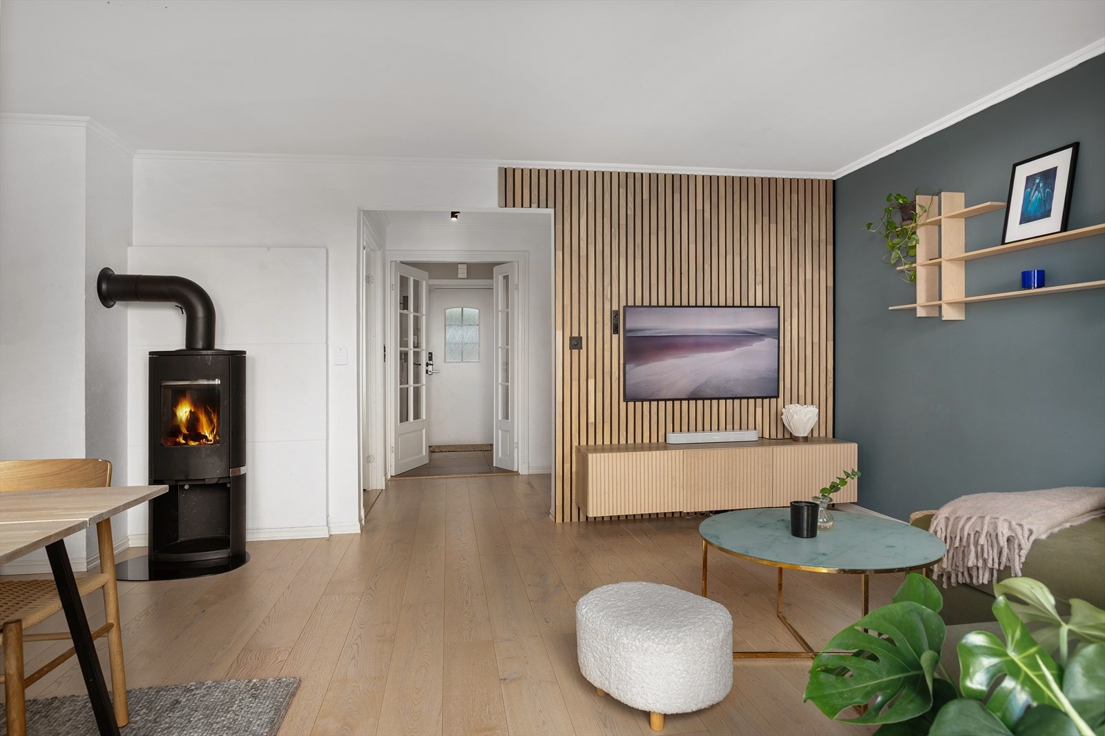 Stemningsfull og varmende peis i stuen. Galleribilde