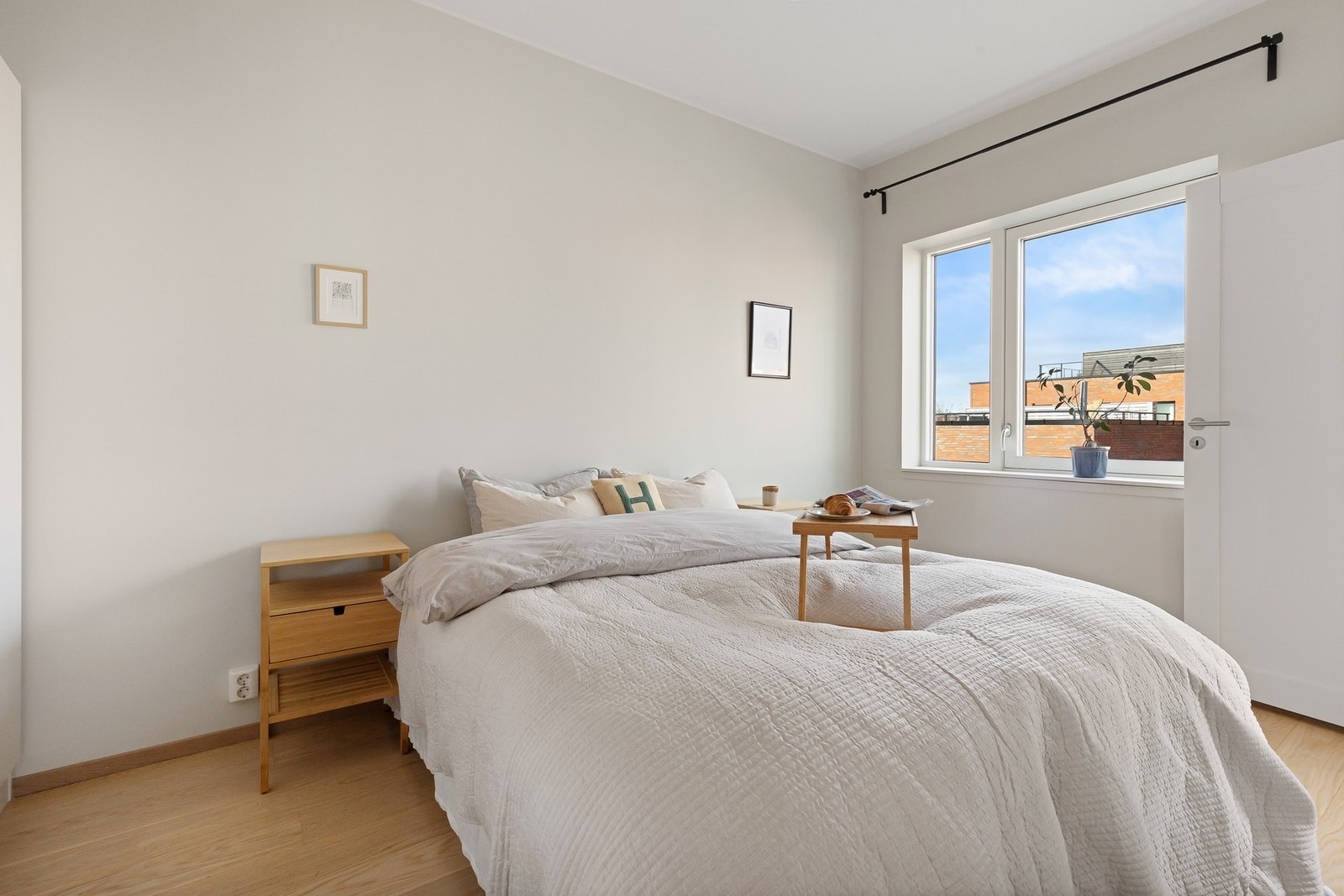 Hovedsoverommet er lyst og luftig med plass til stor seng, nattbord og garderobeløsning. Galleribilde