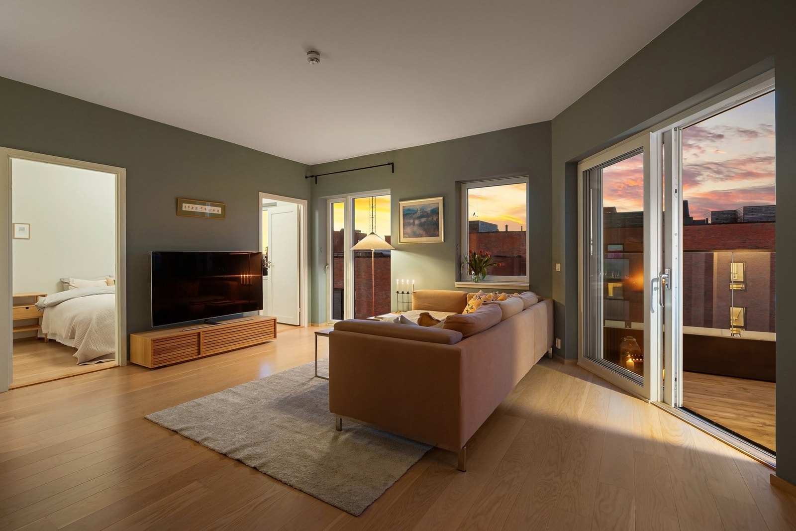 TV-stuen gir adkomst til begge soverom samt balkog Galleribilde