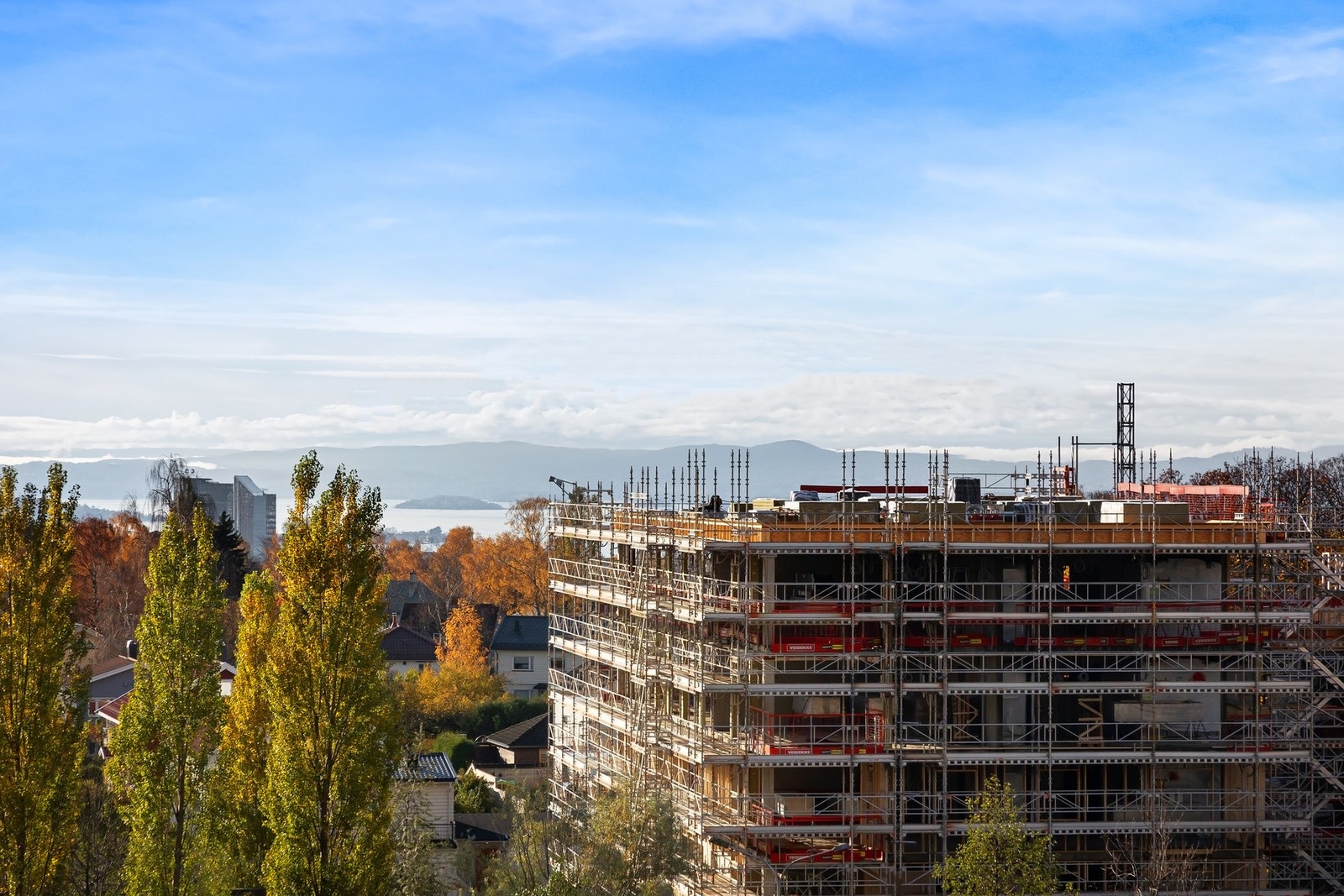 Fra den vestvendte terrassen er det flott utsikt mot fjorden og gode solforhold. Galleribilde