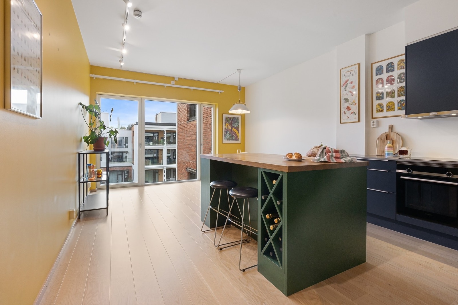 Kjøkkenet ligger i et åpent og sosialt rom med store vindusflater Galleribilde