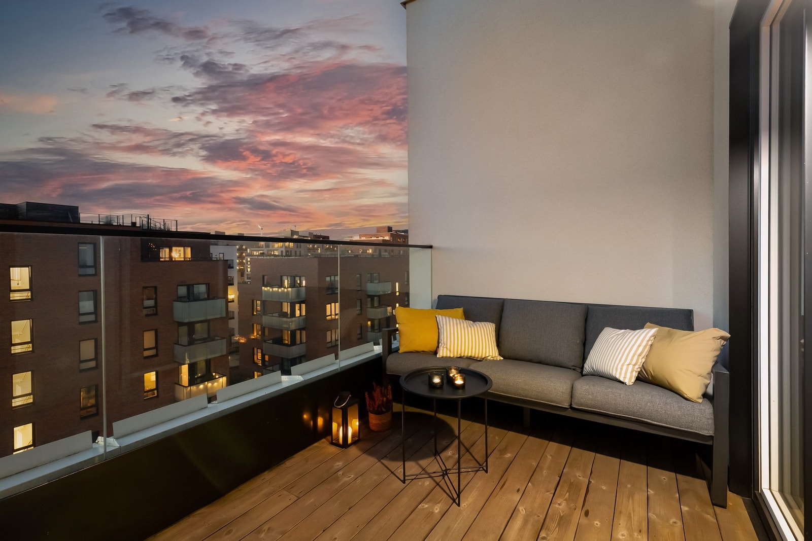 Det er både utelys og stikkontakt, noe som gjør terrassen like praktisk som den er stemningsfull. Galleribilde