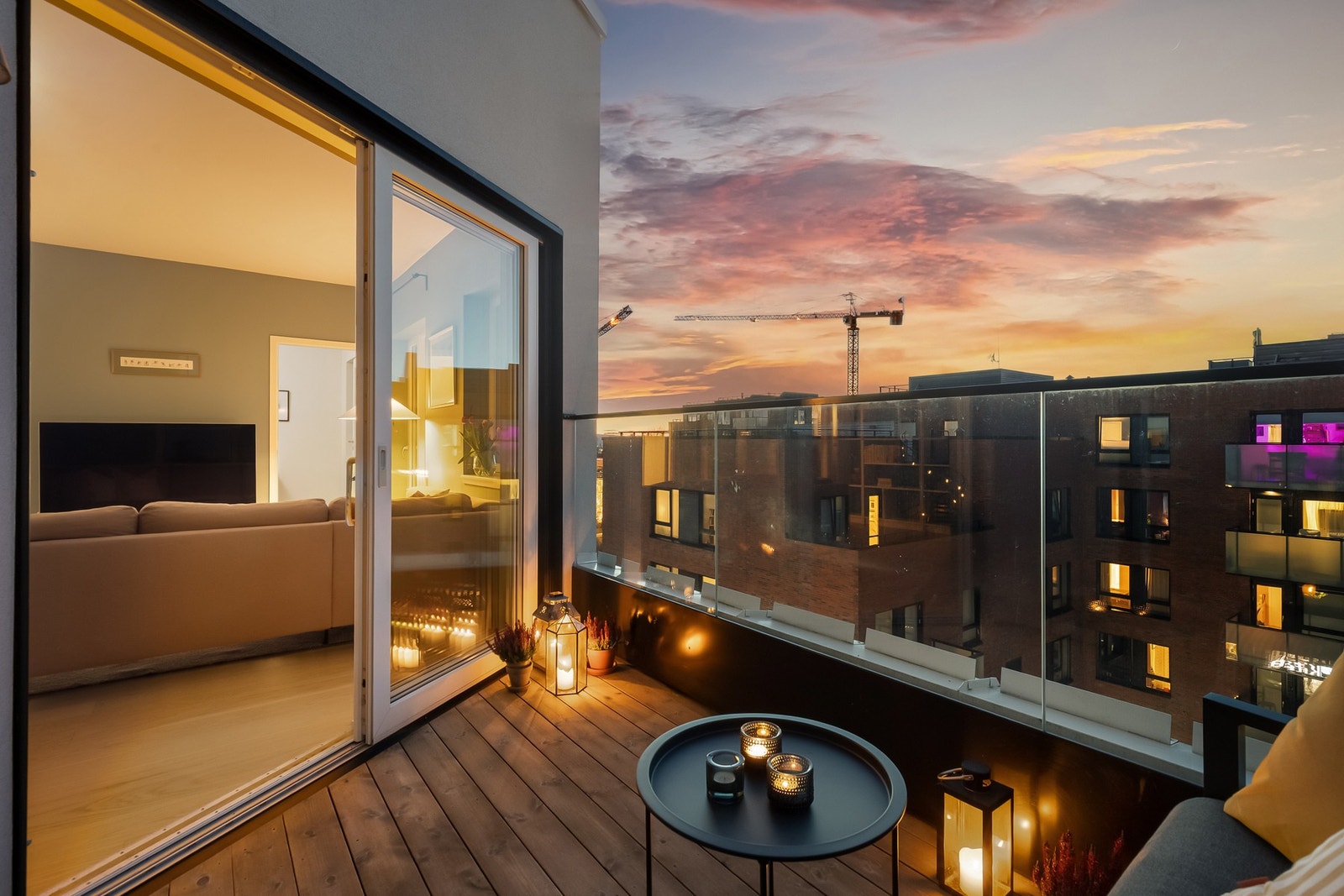 Takterrassen har svært gode solforhold og vender ut mot et lite trafikkert boligområde Galleribilde