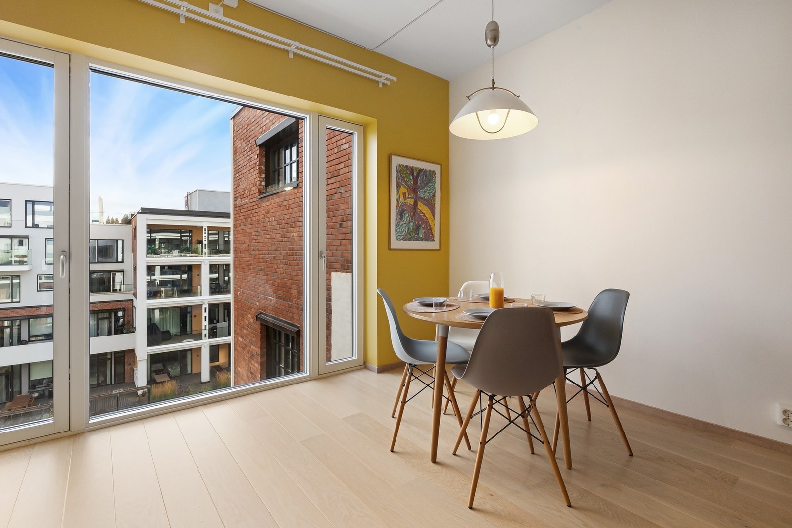 Spisestuen har en fransk balkong som slipper inn rikelig med dagslys og gir ekstra luft i rommet. Galleribilde