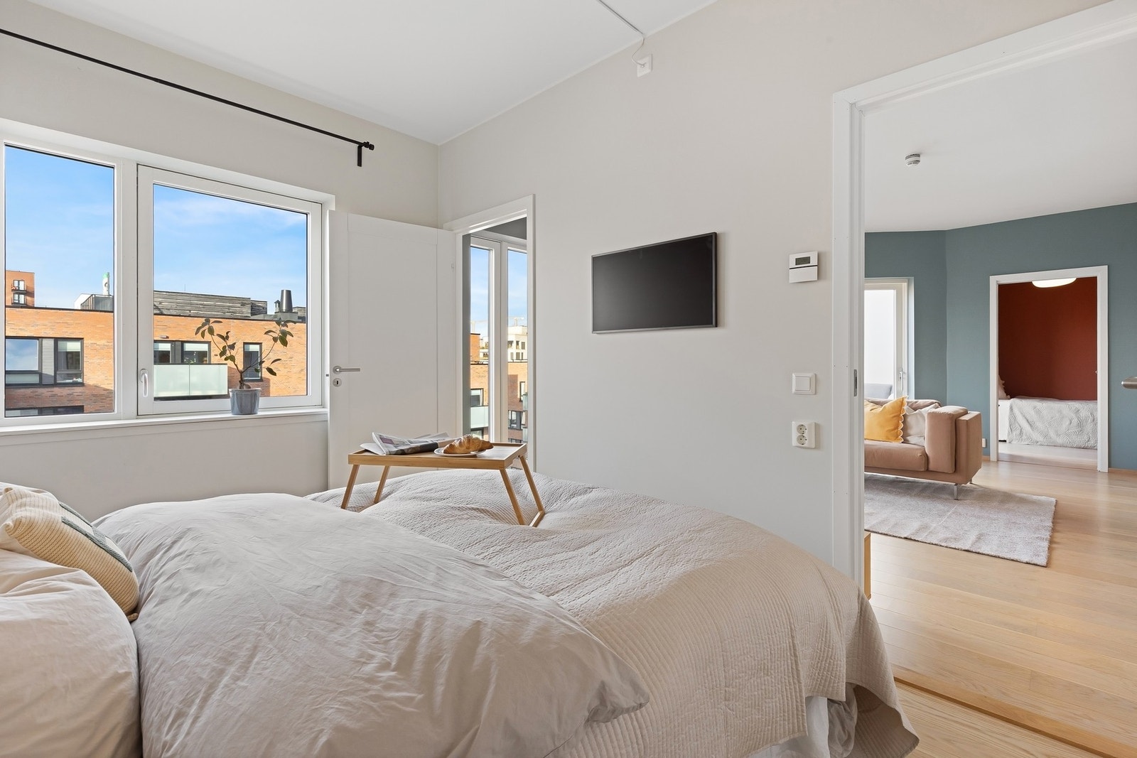 Hovedsoverom med to innganger. Rommet vender ut mot et stille og rolig boligområde uten trafikk Galleribilde